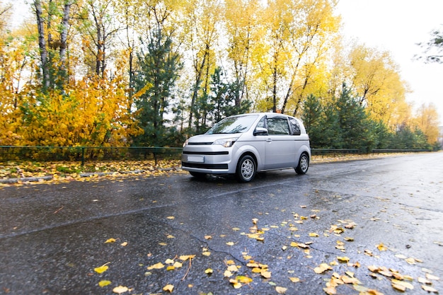 Silbernes Fließheck bewegt sich auf der Herbststraße