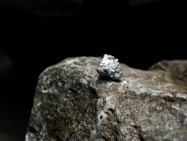 Silbernes Nugget auf dem großen Stein