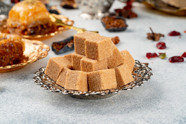 Silberplatte mit Zuckerklumpen auf dem Tisch