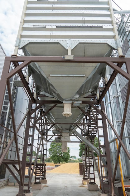 Silbersilos auf Agro-Produktionsanlage zur Verarbeitung, Trocknung, Reinigung und Lagerung von landwirtschaftlichen Produkten, Mehl, Getreide und Getreide. Große Eisenfässer mit Getreide