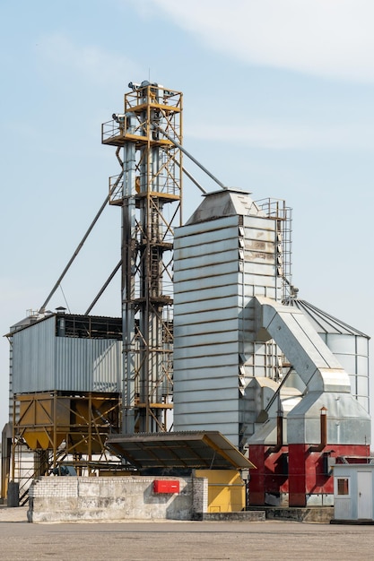 Silbersilos auf Agro-Produktionsanlage zur Verarbeitung, Trocknung, Reinigung und Lagerung von landwirtschaftlichen Produkten, Mehl, Getreide und Getreide. Große Eisenfässer mit Getreide