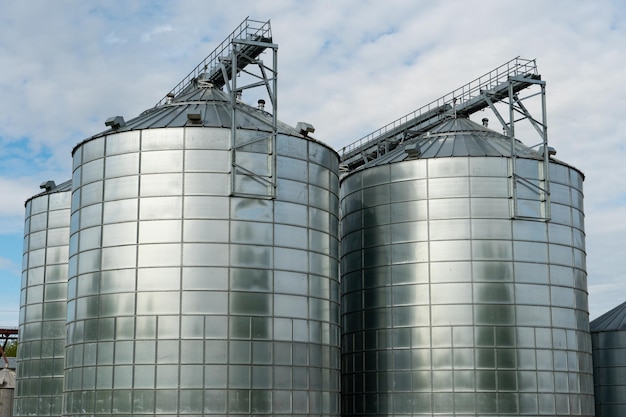 Silbersilos auf Agro-Produktionsanlage zur Verarbeitung, Trocknung, Reinigung und Lagerung von landwirtschaftlichen Produkten, Mehl, Getreide und Getreide. Große Eisenfässer mit Getreide