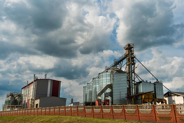 Silbersilos auf Agro-Produktionsanlage zur Verarbeitung, Trocknung, Reinigung und Lagerung von landwirtschaftlichen Produkten, Mehl, Getreide und Getreide. Große Eisenfässer mit Getreide