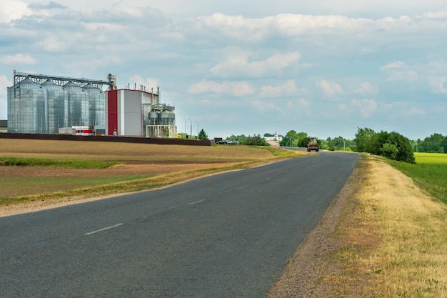 Silbersilos auf Agro-Produktionsanlage zur Verarbeitung, Trocknung, Reinigung und Lagerung von landwirtschaftlichen Produkten, Mehl, Getreide und Getreide. Große Eisenfässer mit Getreide