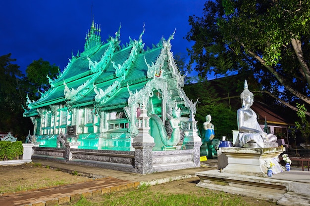 Silbertempel in der Nacht in Chiang Mai, Thailand