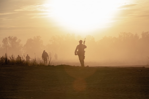 Silhouette Action Soldaten gehen halten Waffen