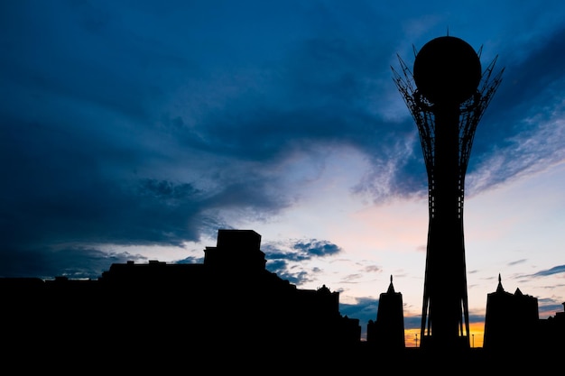 Silhouette Bayterek-Turm in der Hauptstadt Astana in Kasachstan bei schönem Sonnenuntergang