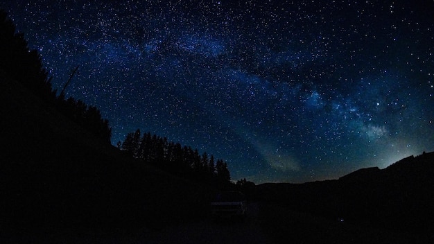 Silhouette Berg gegen Sternenfeld in der Nacht