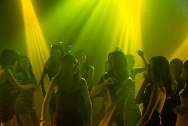 Silhouette Bild von Menschen tanzen in Disco Nachtclub zu Musik von DJ auf der Bühne