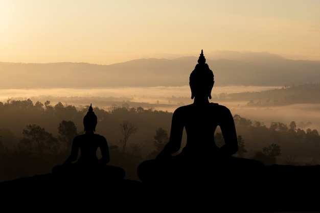 Silhouette Buddha auf goldenem Sonnenuntergangshintergrund