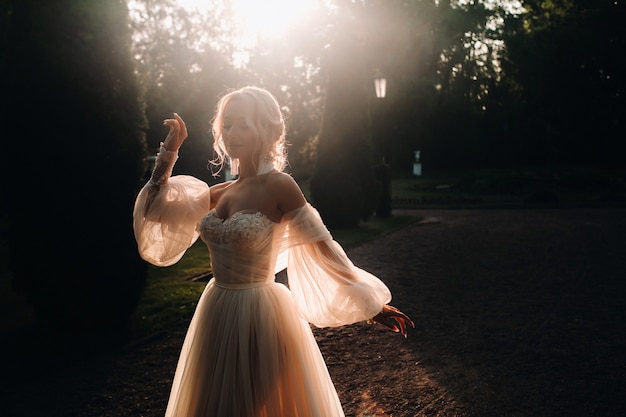 Silhouette der einsamen Braut im Vintage bei Sonnenuntergang