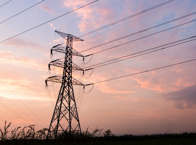 Silhouette der elektrischen Hochspannungsmaststruktur