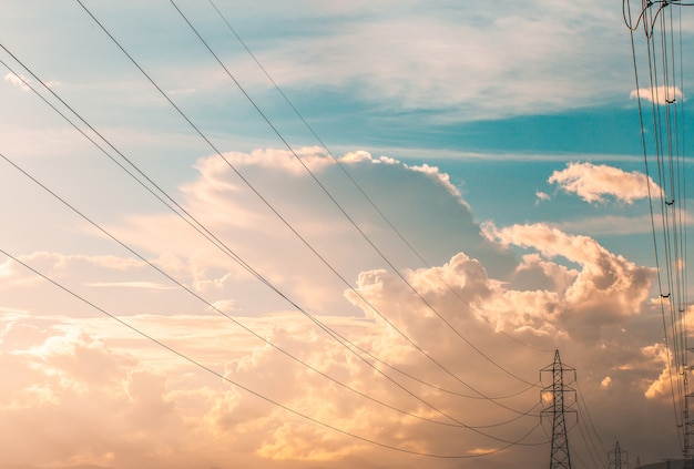 Silhouette der elektrischen Hochspannungspolstruktur