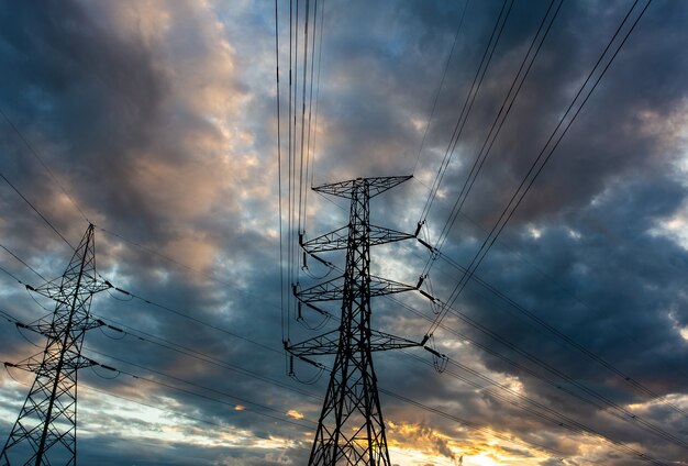 Silhouette der elektrischen Hochspannungspolstruktur