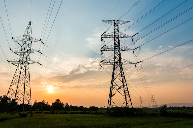 Silhouette der elektrischen Hochspannungspolstruktur