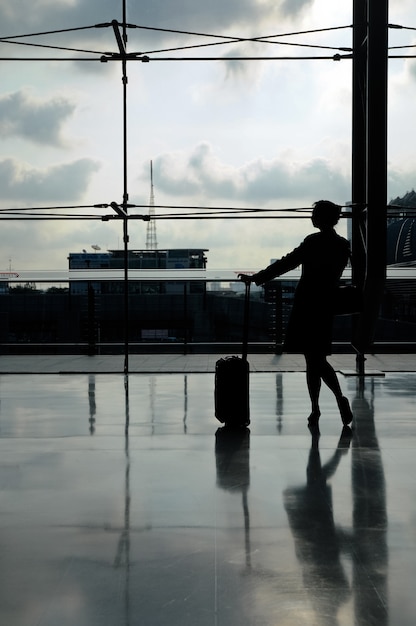 Silhouette der Flugbegleiterin am Flughafen