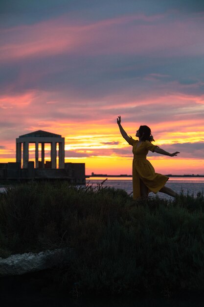 Silhouette der Frau bei Sonnenuntergang am Meeresstrand Lefkada Griechenland