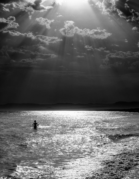 Silhouette der Frau im Meer in Schwarz und Weiß