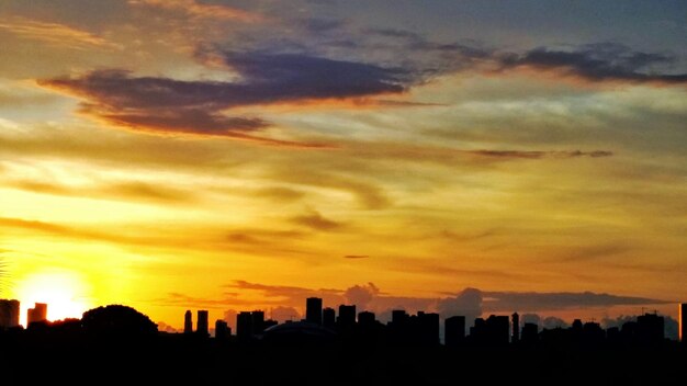 Foto silhouette der stadt gegen den sonnenuntergang