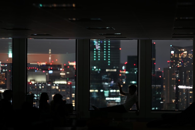 Silhouette der städtischen Nachtansicht und der Menschen