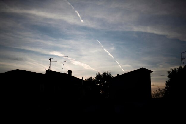 Foto silhouette der städtischen skyline gegen den blauen himmel