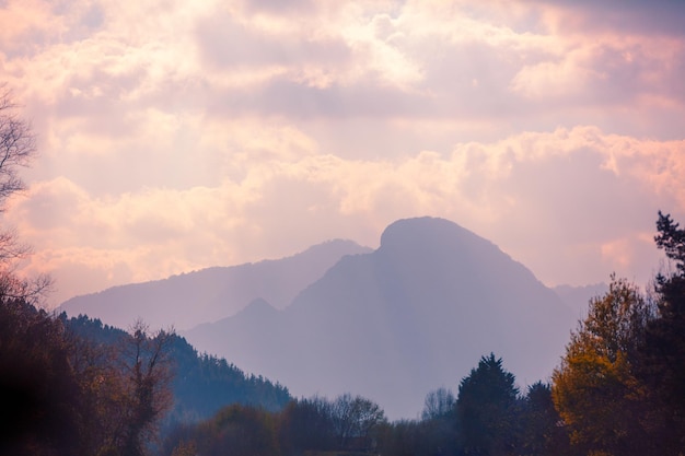 Silhouette des Bergrückens bei Sonnenaufgang