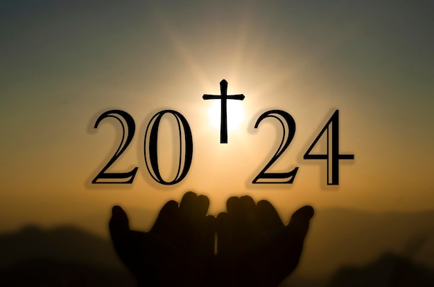 Foto silhouette des christlichen kreuzes mit 2022 jahren am sonnenaufgang im hintergrund konzept der christen neues jahr 2022 willkommen weihnachten und frohes neues jahr 2022