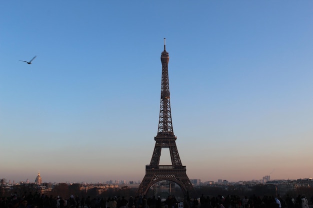 Silhouette des Eiffelturms in der Stadt vor klarem Himmel beim Sonnenuntergang