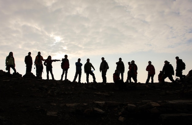 Foto silhouette des kletterteams