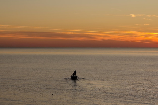 Foto silhouette des mannes in einem boot