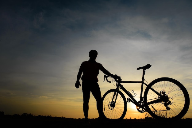Silhouette des Mannes mit Fahrrad