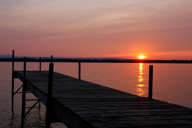 Foto silhouette des piers bei sonnenuntergang