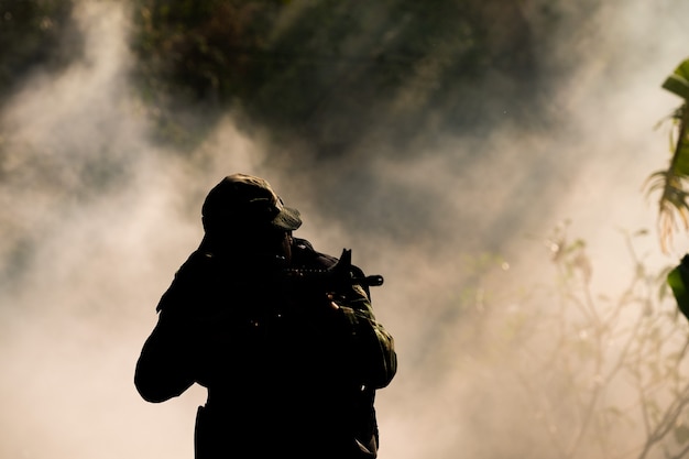 Silhouette des Soldaten mit Gewehr