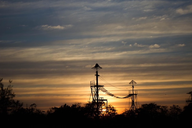 Foto silhouette des strompylons gegen den himmel bei sonnenuntergang