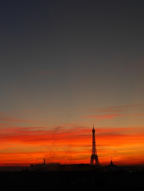 Foto silhouette des turms beim sonnenuntergang