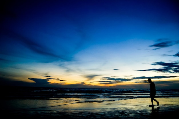 Silhouette einer Frau am Strand in Thailand