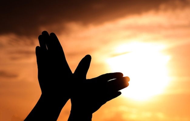 Silhouette einer Frau auf einer Landschaft bei Sonnenuntergang