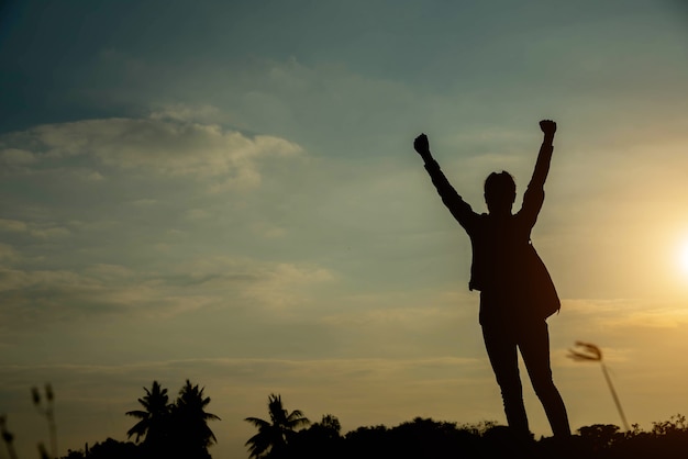 Silhouette einer Frau, die mit dem Finger in den Himmel zeigt