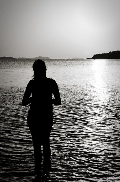 Foto silhouette einer frau vor dem meer