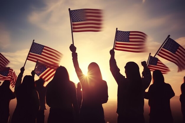 Silhouette einer Gruppe von Menschen, die amerikanische Flaggen im Gegenlicht schwenken