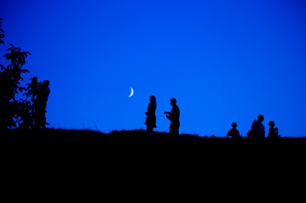 Silhouette einer Gruppe von Menschen gegen den Himmel