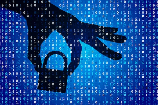 Silhouette einer Hand, die ein Vorhängeschloss mit binärem Digitalcode hält Sicherheit und Datenschutz