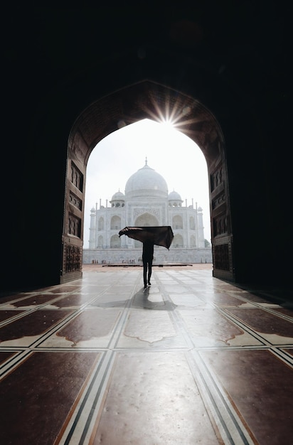 Silhouette einer Person, die gegen den Taj Mahal steht