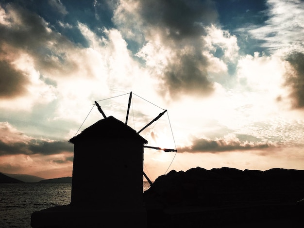 Foto silhouette einer traditionellen windmühle gegen den himmel bei sonnenuntergang