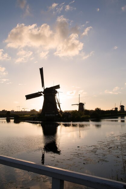 Foto silhouette einer traditionellen windmühle gegen den himmel bei sonnenuntergang