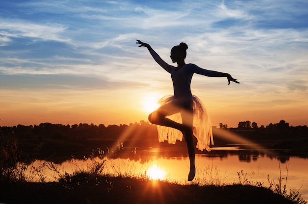 Foto silhouette eines balletttänzers bei sonnenuntergang im freien