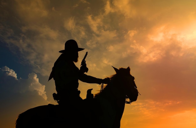 Silhouette eines Cowboy-Reitpferdes