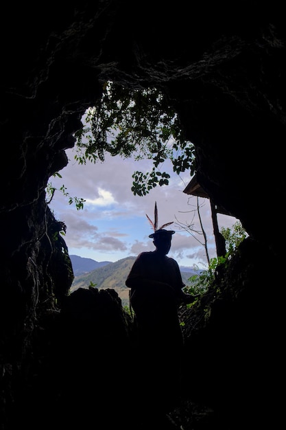 Foto silhouette eines dschungeleingeborenen