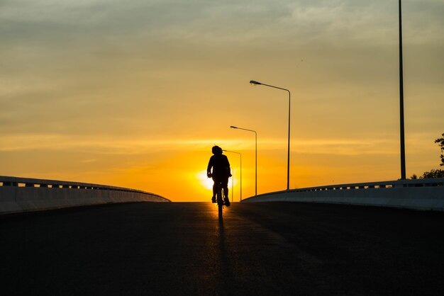 Silhouette eines Fahrrades auf Himmelshintergrund bei Sonnenuntergang