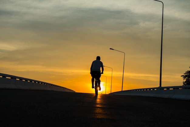 Silhouette eines Fahrrades auf Himmelshintergrund bei Sonnenuntergang